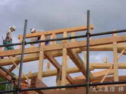 丸太を使って建築中の様子